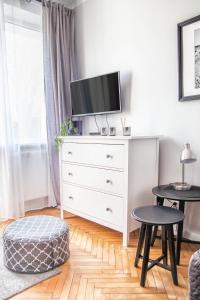 科沃布热格AL-DOM apartamenty Apartament Stary Park的客厅配有白色梳妆台和电视机