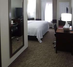 Oak Hill新河康福特茵酒店的酒店客房,配有床和镜子