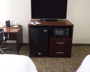 Oak Hill新河康福特茵酒店的台上配有电视、微波炉和书桌