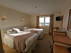 拉伊河港酒店的酒店客房设有两张床和窗户。