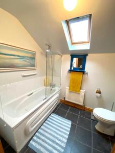 康多纳3 Bedroom House located in Centre of Carndonagh的带淋浴和卫生间的浴室