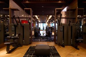 安德马特切蒂安德马特酒店的健身房设有跑步机和健身器材