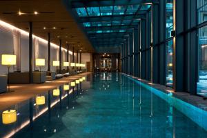 安德马特切蒂安德马特酒店的酒店大堂设有游泳池和窗户