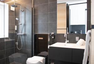 凯撒斯劳滕KL Hotel by WMM Hotels的带淋浴、盥洗盆和卫生间的浴室
