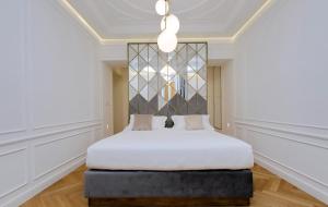 罗马Domna Luxury Suites的卧室配有一张白色大床