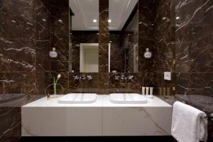 罗马Domna Luxury Suites的一间带两个盥洗盆和大镜子的浴室