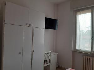 弗利加尔登尼亚旅馆的一间客厅,在白色橱柜顶部配有电视
