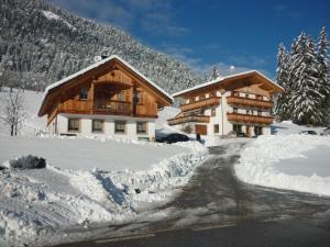 圣马蒂诺-因巴迪亚拉弗吕农家乐的雪中小屋,前面有一条路