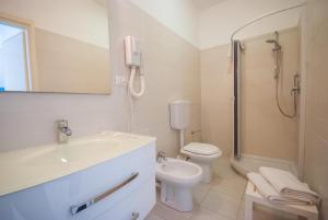 费拉约港圣乔瓦尼别墅酒店的一间带水槽、卫生间和淋浴的浴室