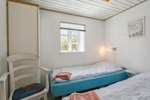 尼克宾摩斯KristiansBorg的一间小卧室,配有床和窗户