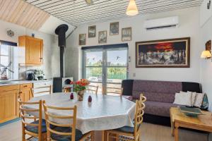 尼克宾摩斯KristiansBorg的厨房以及带桌子和沙发的客厅。