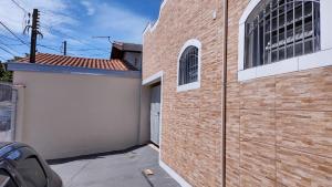 CampinasCasa Temporada Castelinho Campinas的砖砌的建筑,设有门和车库