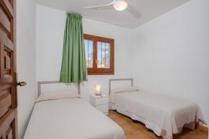Mistral Seafront by MarCalma客房内的一张或多张床位