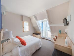 普尔德勒济克布雷兹·阿摩尔酒店的卧室配有白色的床和窗户。