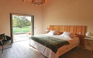 维琪奥港Version Lodge的一间卧室设有一张大床和一个滑动玻璃门