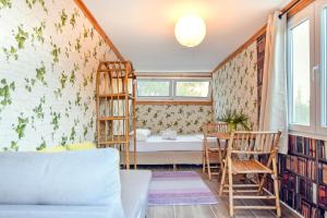 塞奥洛戈斯Drolma Ling Nature Cabins的一间设有床和书架的房间