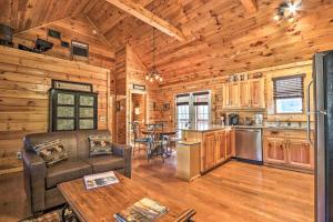 鸽子谷Smoky Mountain Cabin with Game Room and Hot Tub!的小木屋内的厨房和客厅
