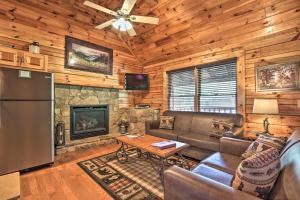 鸽子谷Smoky Mountain Cabin with Game Room and Hot Tub!的带沙发和冰箱的客厅