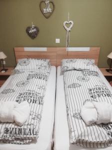 塞萨洛尼基Central Apartment的一间卧室配有两张带白色床单的床