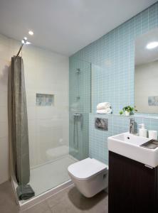 阿尔布费拉Casas Barulho Apartment Old Town的浴室配有卫生间、淋浴和盥洗盆。