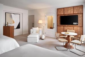 华盛顿Lyle DC的酒店客房带一张床、一张桌子和椅子