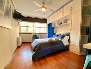 维戈FLORIDA 125的一间卧室配有一张床和吊扇