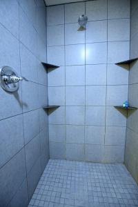 圣罗伯Z Loft Extended Stay Hotel的带淋浴的浴室,铺有瓷砖地板。