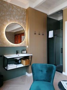 斯滕韦克B&B De Stadssingel的一间带水槽和镜子的浴室