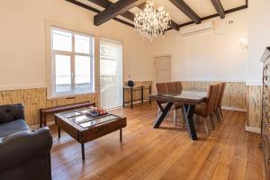 巴拉斯港Dolce Vita - Alojamiento Histórico的客厅配有桌子和沙发
