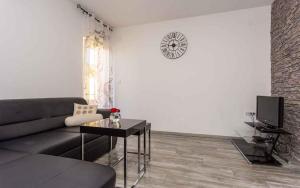 瓦比尼科Apartment in Vrbnik/Insel Krk 36800的客厅配有沙发和桌子