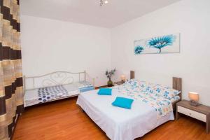 瓦比尼科Apartment in Vrbnik/Insel Krk 36842的一间卧室配有一张带蓝色枕头的床。