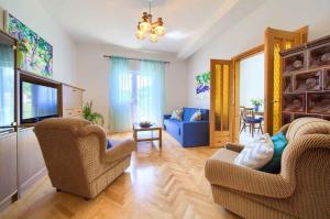 瓦比尼科Apartment in Vrbnik/Insel Krk 35995的客厅配有两把椅子和电视