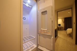 金海市Zam101 Hotel Gimhae的卧室里的小冰箱