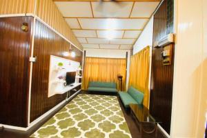 马兰Cengal Home @ Rusila的走廊上设有1间带沙发和电视的房间
