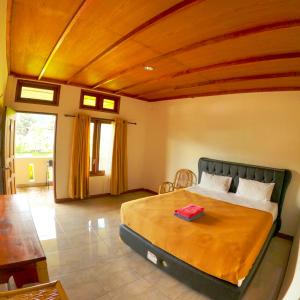 兰特包PIAS POPPIES HOTEL的一间卧室设有一张带木制天花板的大床