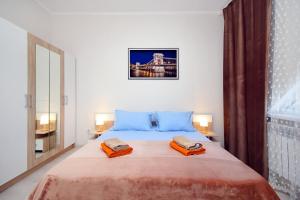 (( Turksib ))ЖК Радужный берег, апартаменты рядом с аэропортом РБ328的一间卧室配有一张大床和两条毛巾