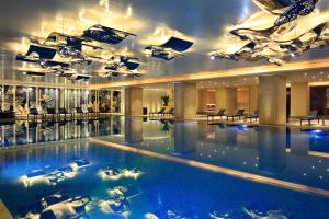 昆明昆明洲际酒店的酒店大堂的大型游泳池