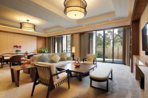 昆明昆明洲际酒店的客厅配有沙发和桌子