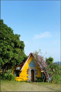 巴位Bavi Annam Garden的被涂成黄色和蓝色的房屋