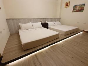 花莲市涵庭民宿的配有2张床的木地板客房