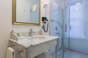 伊斯坦布尔Meroddi La Porta Hotel的一间带水槽和淋浴的浴室