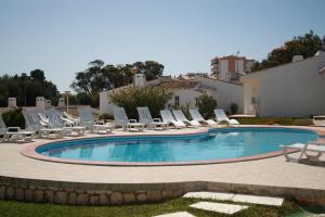 拉戈斯马索尔旅游公寓酒店的一个带躺椅和一束阴茎的游泳池
