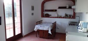 菲纳莱利古雷CASA OLEANDRO的厨房配有桌椅和台面