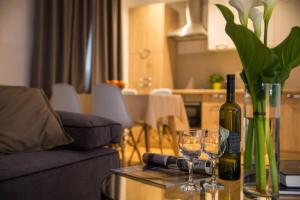 杜布罗夫尼克Apartment Navis的一张桌子,上面放着一瓶葡萄酒和两杯酒杯