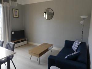 阿梅利莱班帕拉勒达BEL APPARTEMENT TYPE F3的客厅配有蓝色的沙发和桌子