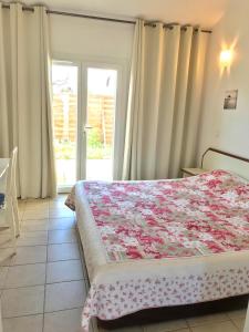 圣马迪拉莫马赛特旅馆的一间卧室配有一张床上的鲜花毯子