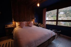 舍夫沙万达尔艾尔里奥住宿加早餐旅馆的一间卧室设有一张大床和一个大窗户