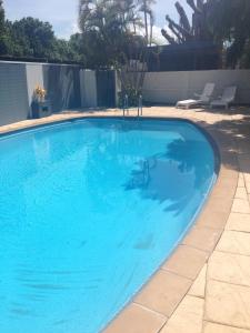 达尔文Darwin Poinciana Inn的庭院里的一个蓝色海水大型游泳池
