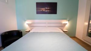 巴列塔La Palma Del Sol的卧室配有白色的床和黑椅