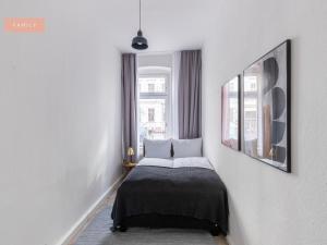 柏林Apartment Berlin Lottumstraße的卧室配有一张床,墙上挂着一幅画